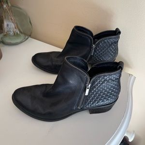Black detail zipper boots